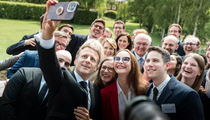 Generation Europa trifft Macron und Steinmeier: Selfie mit Staatspräsident Emmanuel Macron und Bundespräsident Frank-Walter Steinmeier